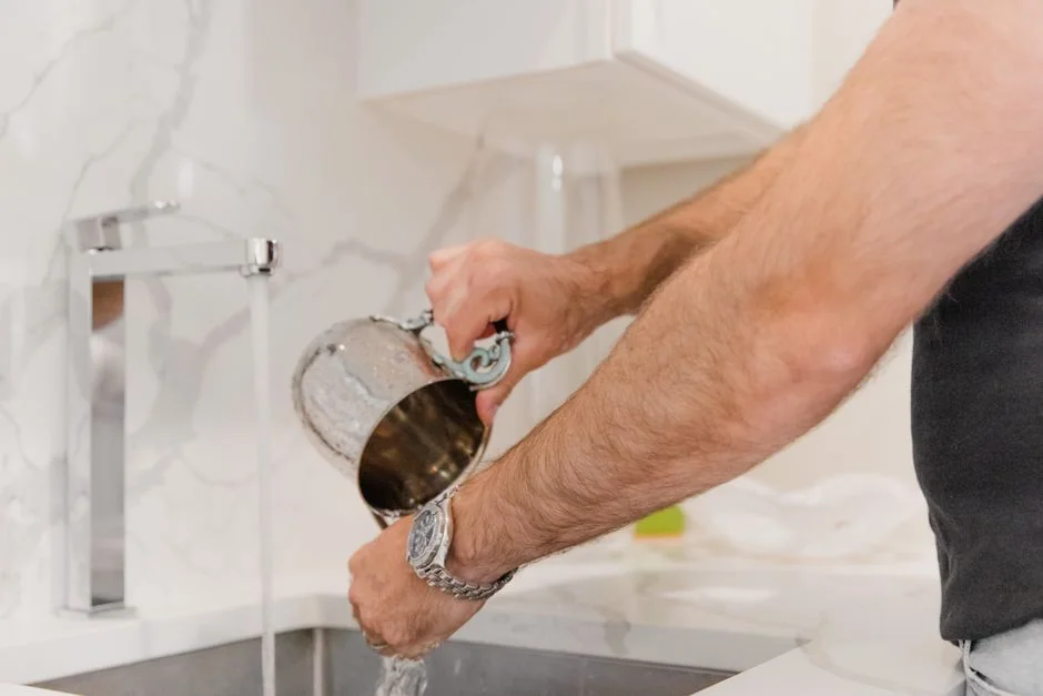 services-01 Zaposlenik kina čisti pod u dvorani usisavačem pod prigušenim svjetlima.